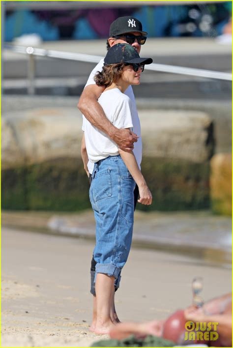 Photo Rose Byrne Bobby Cannavale Pack On Pda Beach 01 Photo 4550912 Just Jared