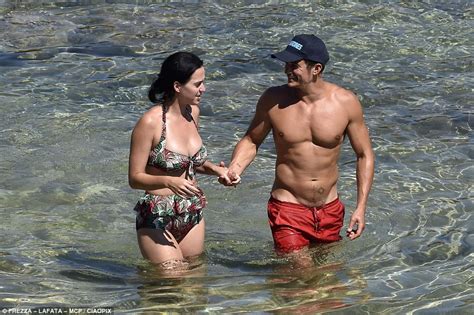 Orlando Bloom Spends Beach Day With Katy Perry Lookalike Daily Mail
