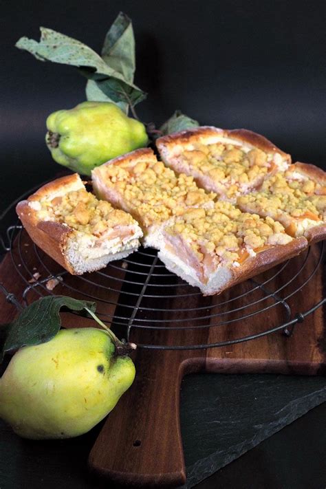 Teig auf dem backblech verteilen, glattstreichen, die rhabarberstücke leicht hineindrücken und zuletzt die streusel auf dem kuchen verteilen. Herbst auf dem Teller: Quitten-Streusel-Kuchen | Streusel ...