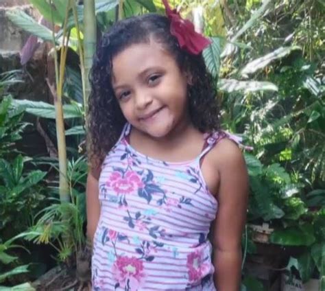 Menina De 5 Anos Que Morreu Engasgada Com Bola De Borracha é Enterrada