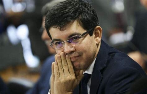 Pois vim do futuro e afirmo que vai ser o proprio randolfe que colocará aas algemas. Randolfe Rodrigues revela que governo brasileiro ignorou ...