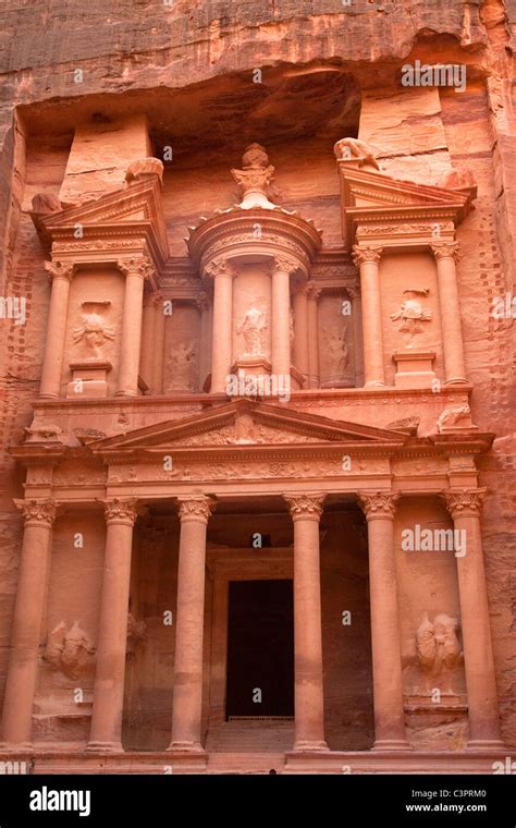 The Temple Or Treasury In Petra Jordan Stock Photo Alamy