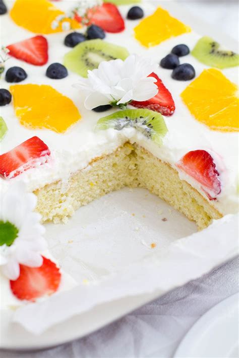 Für den zitronenblechkuchen gebt ihr das mehl, den zucker, den saft/die schale der zitronen, das öl, das wasser und den essig in eine schüssel. Zitronen-Buttermilch Blechkuchen in 2020 | Blechkuchen ...