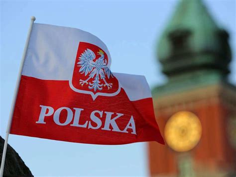 Persona non grata can also apply to people who have yet to enter a country. Polonia declaró a los diplomáticos rusos persona non grata