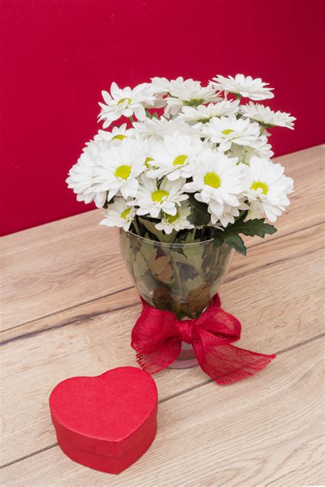 See over 3,678 heart shaped box images on danbooru. Gift box in heart shape with flowers bouquet in vase ...