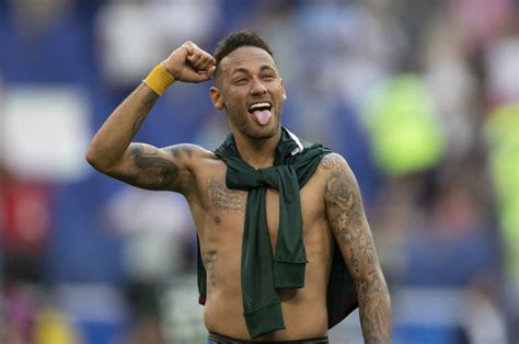 Drei klubs bereit ausstiegsklausel zu zahlen. Neymar: Sein Style, seine Frisur, seine Tattoos | STYLEBOOK