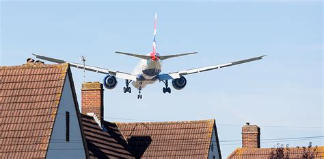 Natürlich nicht davon abhalten, zum fest der liebe gutes zu tun. Flugzeug verursacht Dachschaden: Wer entschädigt den ...