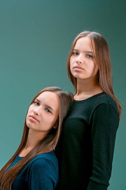 Portrait De Deux Belles Jeunes Femmes Jumelles Photo Gratuite