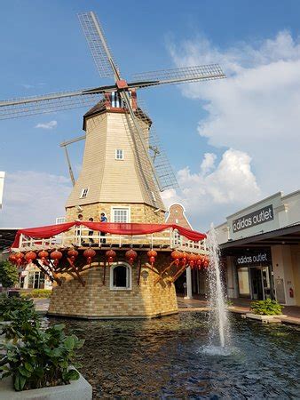Freeport a'famosa outlet is the biggest shopping mall in alor gajah, housing more than 70 international fashion, sports, and accessories brands at great rates. Freeport A'Famosa Outlet (Melaka, Malaysia): Top Tips ...