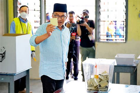 Anwar Maintains Lead In Malaysian Parliamentary Election
