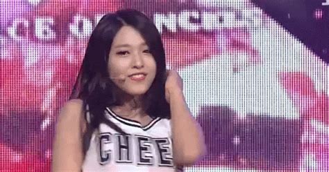 pretty asian women seolhyun irresistible moves on stage