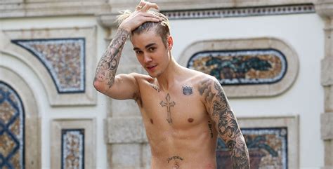 Justin Bieber Goes Shirtless For A Swim At The Versace Mansion Justin Bieber Shirtless Just