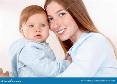 Portrait De Belle Maman Et De Son Bébé Dans La Chambre à Coucher Image Stock Image Du