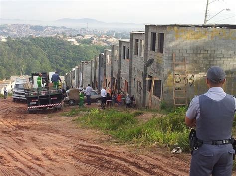 G1 Reintegração De Posse Retira Famílias De Casas Da Vila São Paulo Em Ferraz Notícias Em
