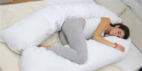 Los Beneficios De Dormir Con Una Almohada Entre Las Piernas