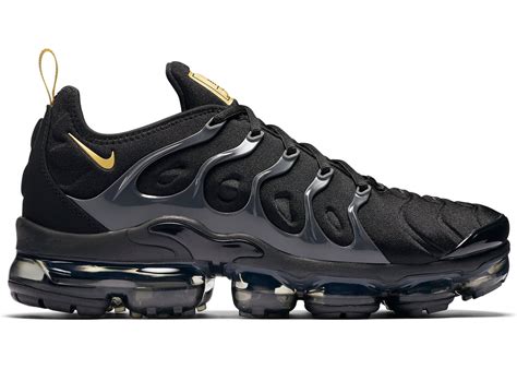 A lesson in unique sneaker styling, the air vapormax plus black gold footlocker exclusive is the perfect embodiment of everything that makes both sneakers so legendary. Nike Air VaporMax Plus Black Metallic Gold Anthracite - BQ5068-001