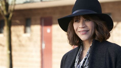 Rosie Perez To Star Opposite Billy Crystal In Apple Tv Psychological