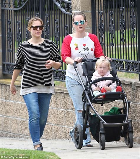 Kristen Bell Keeps It Casual With Her Daughter Lincoln In La Daily