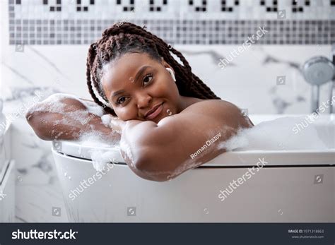 African woman bathingの画像写真素材ベクター画像 Shutterstock