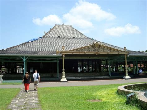 Bentuk bangunan tersebut berasal dari pengembangan rumah joglo yang menggunakan teras keliling. 21+ Rumah Adat di Pulau Jawa (NAMA, GAMBAR, PENJELASAN)
