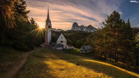Kościół św Jakuba Włochy Tyrol Góry Dolomity Drzewa Promienie Słońca