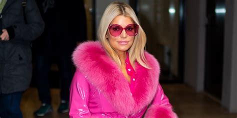 Jessica Simpsons Open Book Signing Mobbed By Anti Fur Protesters