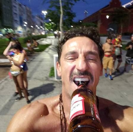 Ator Da Globo Beija Muito Outro Rapaz Durante Carnaval