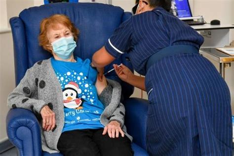 Abuela británica orgullosa de haber sido la primera vacuna del covid