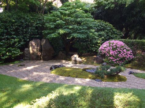 Bei jedem grundstück fällt hin und wieder baumschnitt, staudenschnitt und anderes an. Zen-Garten anlegen » So schaffen Sie einen harmonischen ...