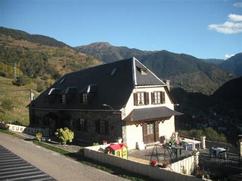 La casa rural lagun etxea, es un edificio independiente, rehabilitado, que ha mantenido en su exterior la estructura de las construcciones. Las 10 mejores casas rurales de Valle de Arán - Turismo ...