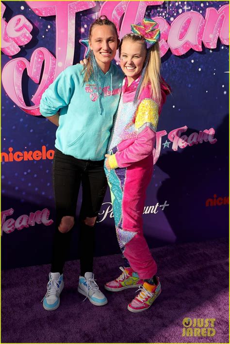 Photo Jojo Siwa Kisses Kylie Prew J Team Premiere 01 Photo 4615970