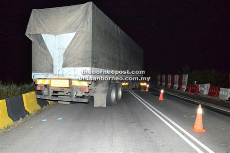 Dia kemudian memberitahu secara kebetulan melalui jalan itu dan mengucapkan terima kasih sebelum memandang anaknya dan berkata sesuatu. Lagi korban langgar lori di tepi jalan | Utusan Borneo Online