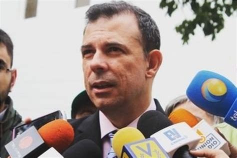 Roberto Enríquez bromeó con que su primer decreto presidencial será