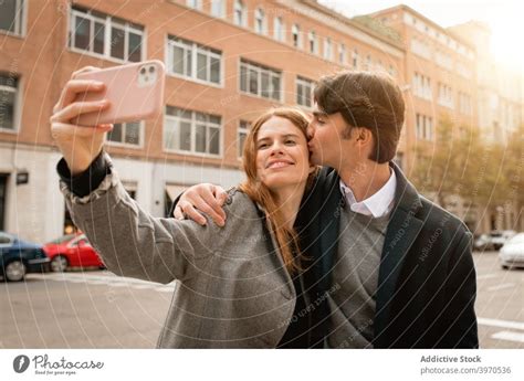 Unterschiedliches Paar Macht Selfie Im Garten Ein Lizenzfreies Stock Foto Von Photocase