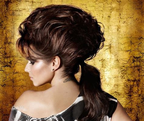 Millions of women around the world wore hair combs to adorn the long, unswept hair that was fashionable at the time. style361: Western Celebrities Hair Styles