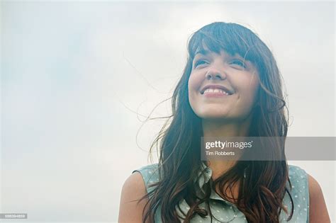 Woman Looking Up Smiling Foto De Stock Getty Images