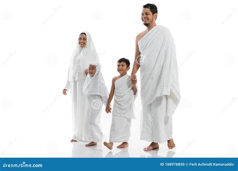 Fam Lia Mu Ulmana Hajj E Crian As Andando E Segurando A M O Foto De