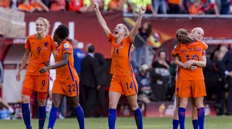 Voor het laatste nieuws over het nederlands elftal, de oranjeleeuwinnen, jong oranje en de overige nationale (jeugd)selecties. Zo viert Europees kampioen Oranje feest in de kleedkamer ...
