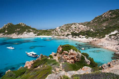 It is situated between 38° 51' and 41° 18' latitude north (respectively isola del toro and isola la presa) and 8° 8' and 9° 50' east longitude (respectively capo dell'argentiera and capo comino). Sardaigne (Nord) | Scuderia - Location yacht charter Cannes