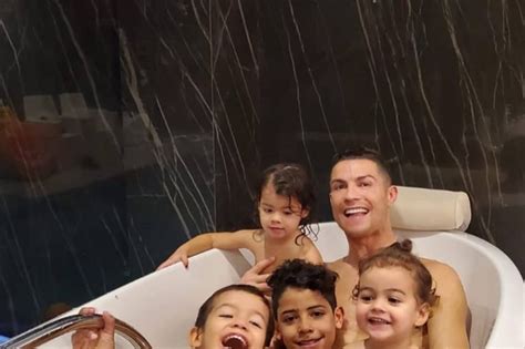 Cristiano Ronaldo Vai Para A Banheira Com Os Quatro Filhos E O