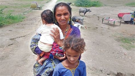 سیلاب میں پھنسی حاملہ خواتین کو کن کن سہولیات اور چیزوں کی ضرورت ہو سکتی ہے؟ Bbc News اردو