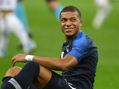 Continue reading to learn more about kylian mbappé's net worth, career, height, weight, family, age, cars, house, biography, wiki & ethnicity. Kylian Mbappé transformé : Son nouveau look surprend ses ...
