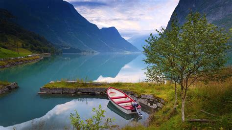 Fond Décran Norvège Bateau Montagnes Leau Bleue Lac Côte Des