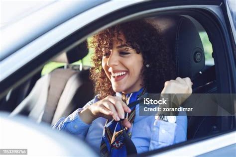 bir arabada oturan iş kadını emniyet kemeri Üzerine koyarak stok fotoğraflar and araba kullanımı