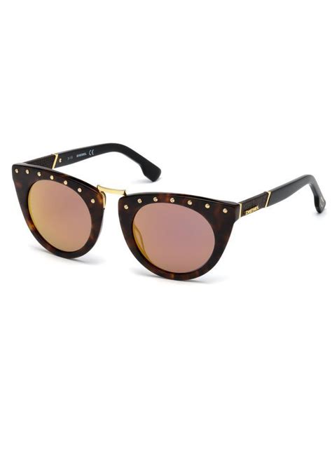 Présentation du modèle wayfarer de la marque ray ban et de toutes les déclinaisons couleurs qui existent sur le marché. Des lunettes de soleil "effet miroir" pour en mettre plein ...