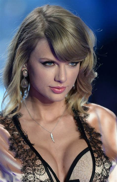 Top Photos Of Taylor Swift S Fabulous Boobs And Cleavage Celeblr