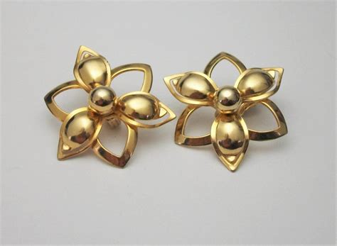 Vintage 1960s Sarah Coventry Gold Tone Openwork Flower Clip On Earrings
