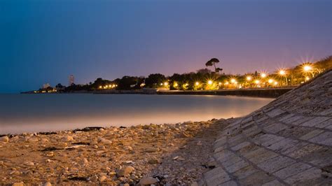 Ouverte du lundi au samedi de 9h30 à 19h30. La belle plage de la concurrence à La Rochelle est ...