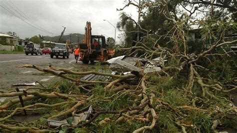 Mini Tornado Hits Townsville And Rips Roofs Off Homes Daily Telegraph