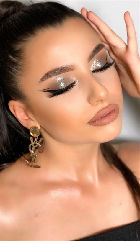 Beautiful Makeup Ideas That Are Absolutely Worth Copying Shimmery Grey Makeup